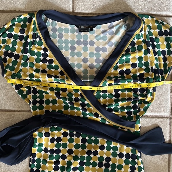 BCBGMAXAZRIA Faux Wrap Top Blue Green Size Medium M Excellent Condition - Picture 9 of 9